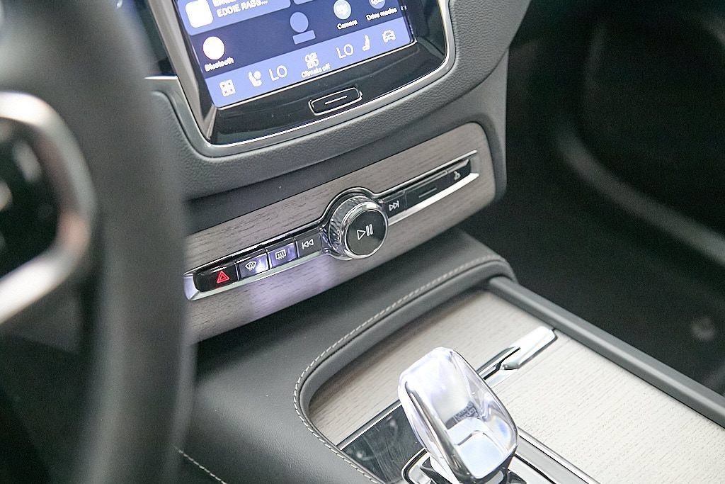 Certified 2024 Volvo XC90 T8 Ultimate w/ Protection Package Premier AWD/4WD image 17