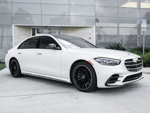 Used 2023 Mercedes-Benz S 500 4MATIC w/ AMG Line image 3