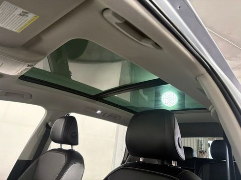 Used 2024 Volkswagen Tiguan SE w/ Panoramic Sunroof Package AWD/4WD image 18