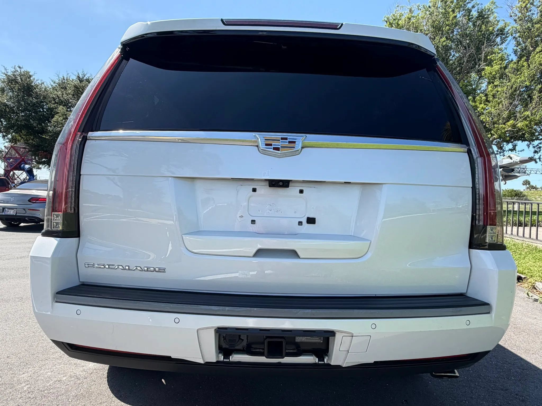 Used 2018 Cadillac Escalade Premium Luxury w/ LPO, Radiant Package RWD image 6