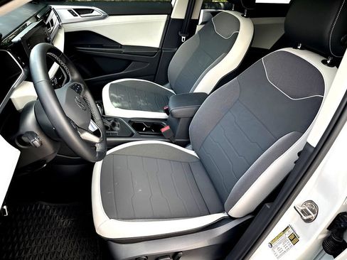 Certified 2025 Volkswagen Taos SE FWD image 12