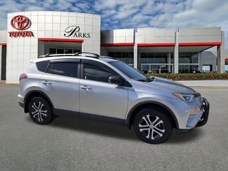 Used 2018 Toyota RAV4 LE video 1