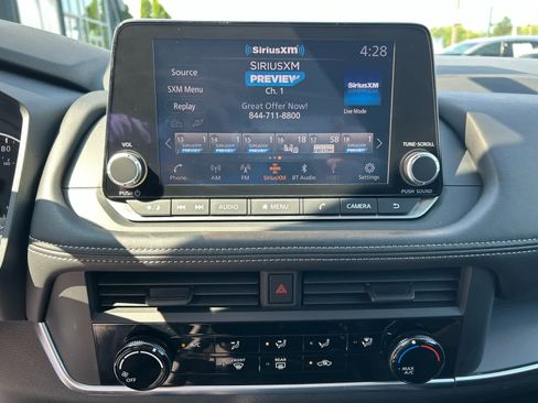 Used 2025 Nissan Rogue S AWD/4WD image 9