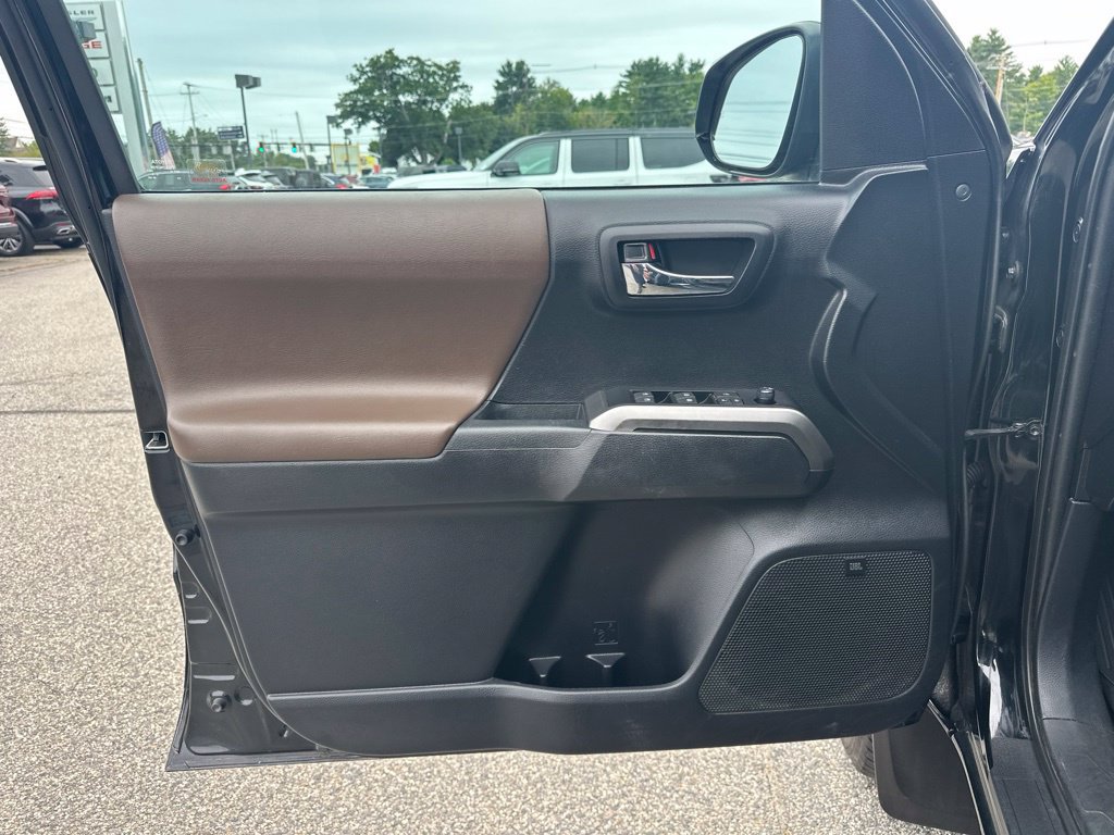 Used 2020 Toyota Tacoma Limited AWD/4WD image 16