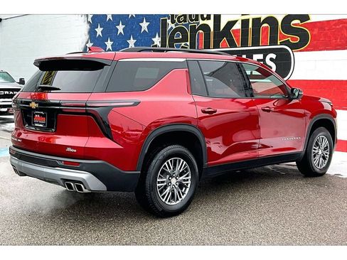 Used 2025 Chevrolet Traverse LT image 2