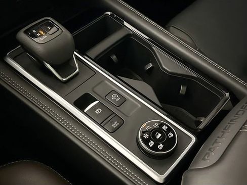 Used 2023 Nissan Pathfinder Platinum image 27