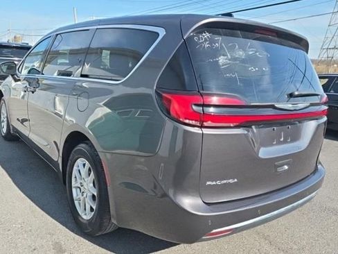 Used 2023 Chrysler Pacifica Touring-L image 2