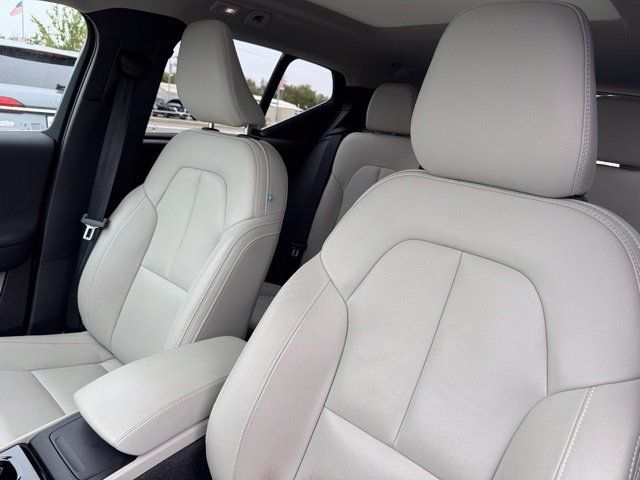 Used 2024 Volvo XC40 B5 Plus AWD/4WD image 11