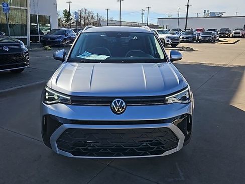 New 2026 Volkswagen Taos SE image 2