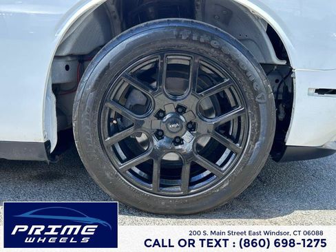 Used 2015 Dodge Challenger SXT RWD image 22