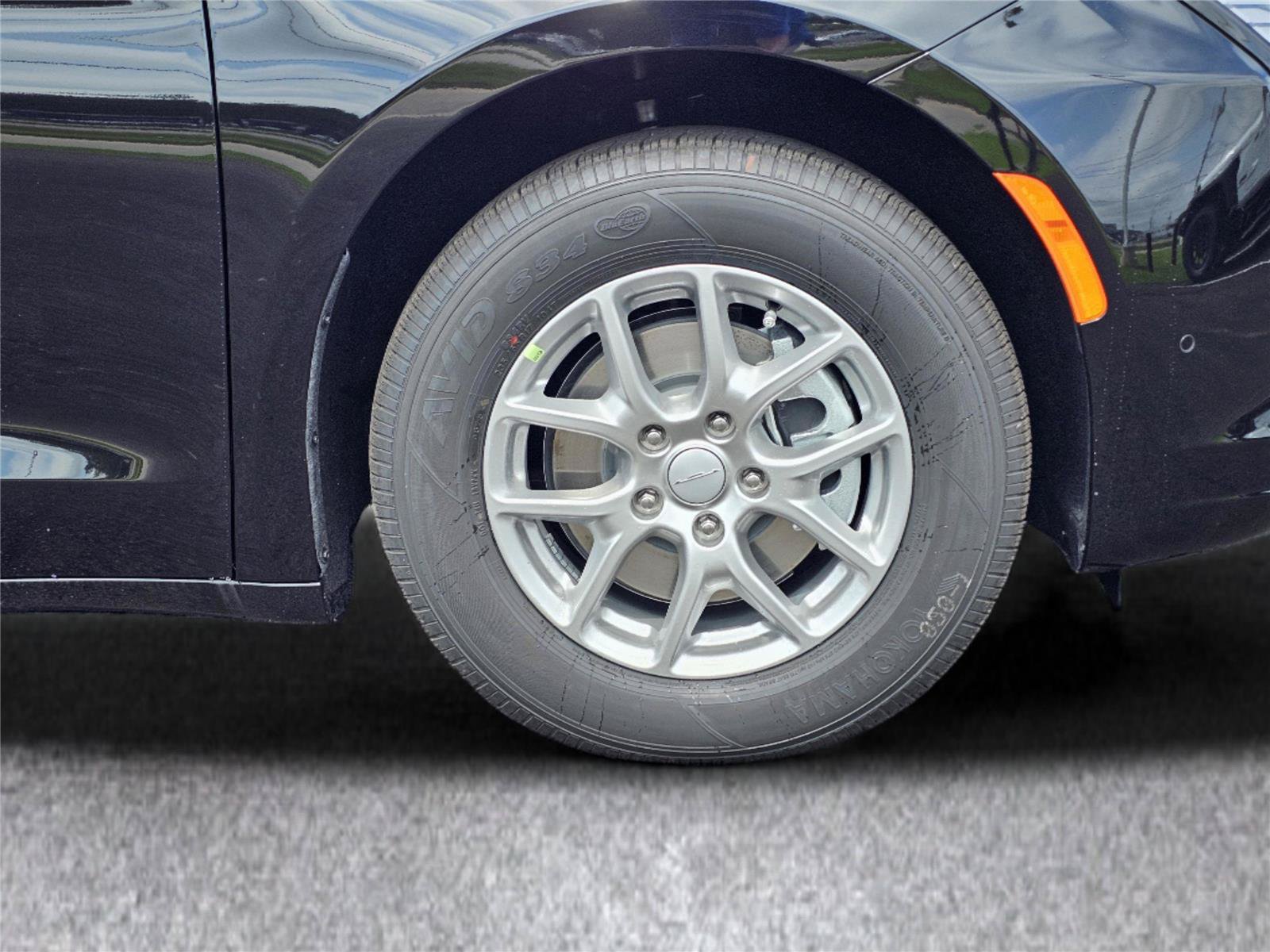 New 2027 Chrysler Pacifica Select FWD image 6
