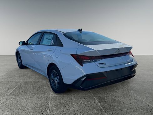 New 2025 Hyundai Elantra SE image 3