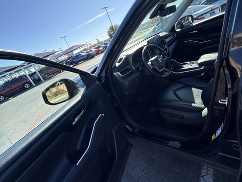 Used 2023 Toyota Highlander XLE image 20