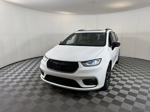 Used 2025 Chrysler Pacifica Limited image 2