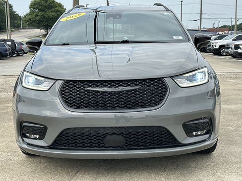 Used 2025 Chrysler Pacifica Limited FWD image 2