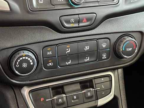 Used 2024 GMC Terrain SLE w/ Elevation Edition image 20