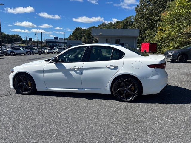 Used 2020 Alfa Romeo Giulia w/ Quick Order Package 22K Sport RWD image 4