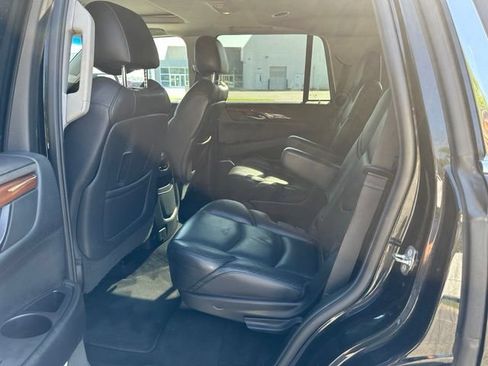 Used 2018 Cadillac Escalade Luxury AWD/4WD image 6
