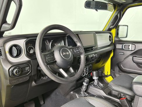 Used 2024 Jeep Gladiator Sport image 3