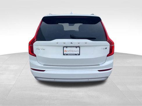 Used 2022 Volvo XC90 T6 Momentum image 5
