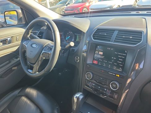Used 2019 Ford Explorer XLT w/ Equipment Group 202A image 8