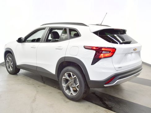 Used 2025 Chevrolet Trax LT w/ LT Convenience Package FWD image 5