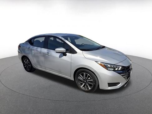 Used 2025 Nissan Versa SV image 2
