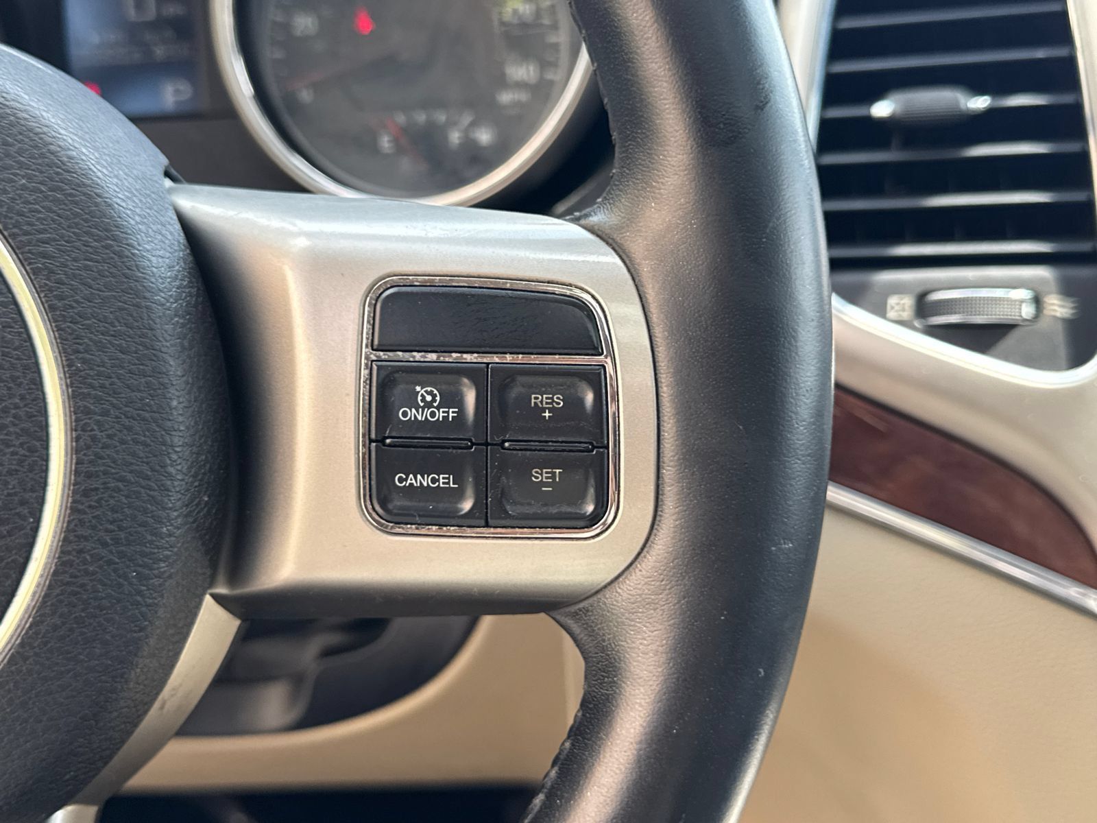 Used 2011 Jeep Grand Cherokee Limited w/ Luxury Group II AWD/4WD image 25