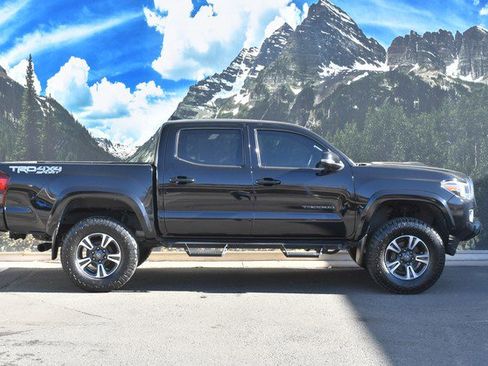Used 2019 Toyota Tacoma TRD Sport image 2