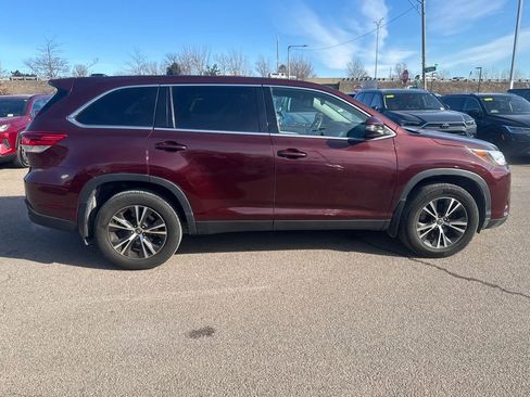 Used 2019 Toyota Highlander LE image 9