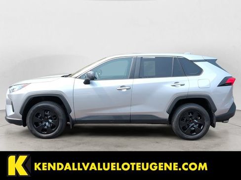Used 2022 Toyota RAV4 LE AWD/4WD image 8