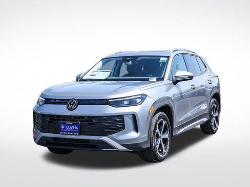 New 2025 Volkswagen Tiguan SE image 3