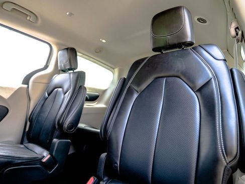 Used 2023 Chrysler Pacifica Touring-L FWD image 31