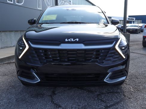 Used 2025 Kia Sportage LX FWD image 2