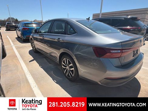 Used 2025 Volkswagen Jetta SE FWD image 5