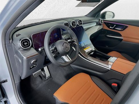 Used 2025 Mercedes-Benz GLC 300 4MATIC image 10