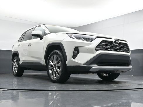 Used 2020 Toyota RAV4 Limited FWD image 34
