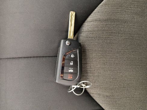 Used 2020 Toyota Camry LE image 32