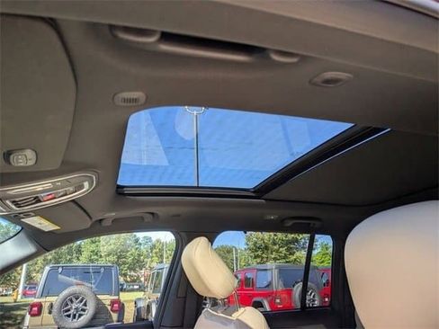 New 2025 Jeep Grand Cherokee Limited w/ Luxury Tech Group II RWD image 19