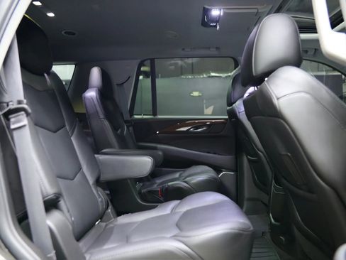 Used 2017 Cadillac Escalade Luxury image 33