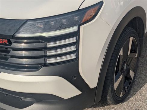 Used 2025 Nissan Kicks SR image 9