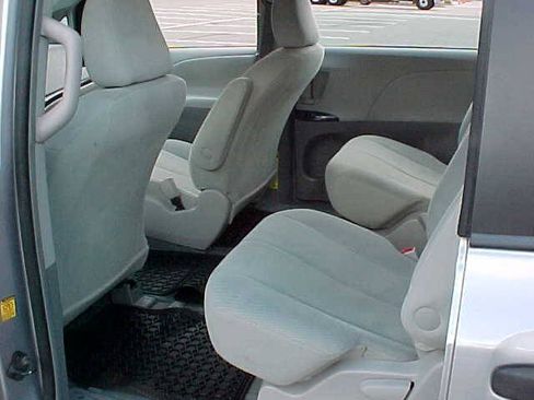 Used 2011 Toyota Sienna w/ Towing Pkg FWD image 17