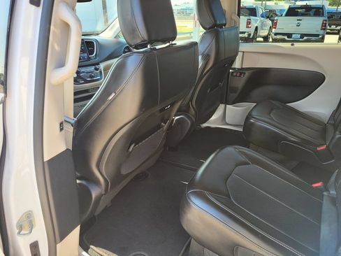 Used 2024 Chrysler Pacifica Touring-L FWD image 3