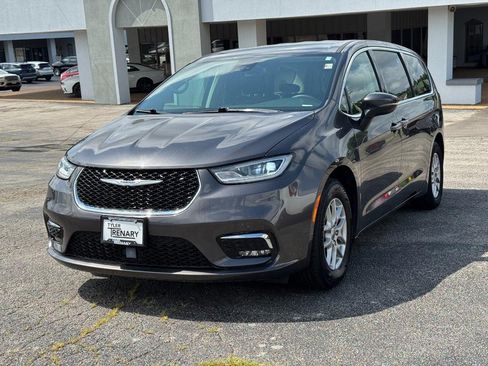 Used 2023 Chrysler Pacifica Touring-L FWD image 10