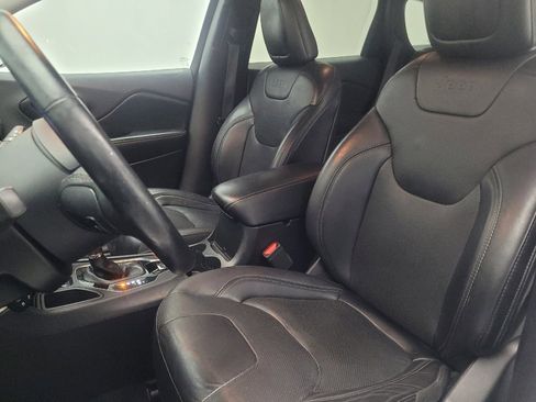Used 2019 Jeep Cherokee Limited w/ Technology Group FWD image 17