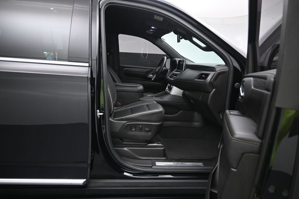 Used 2023 GMC Yukon XL SLT w/ SLT Luxury Package AWD/4WD image 29