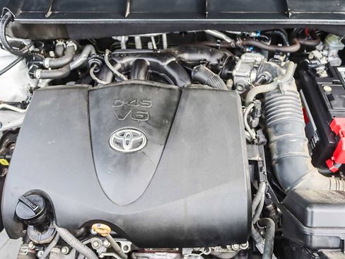 Used 2020 Toyota Highlander XLE image 28