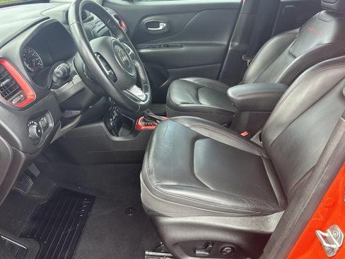 Used 2017 Jeep Renegade Trailhawk w/ Premium Trailhawk Package AWD/4WD image 9