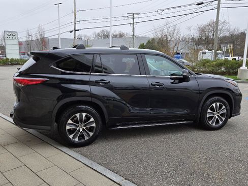 Used 2022 Toyota Highlander XLE image 14