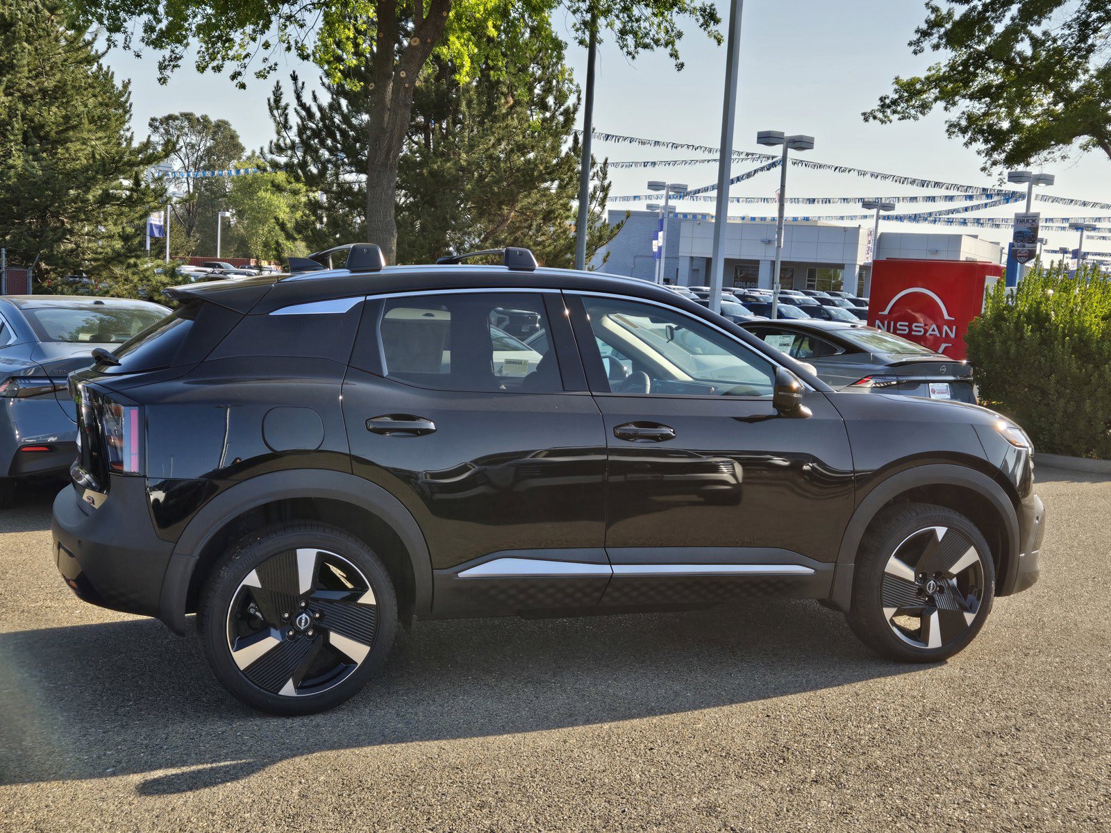 New 2026 Nissan Kicks SR w/ Cold Weather Package FWD image 3